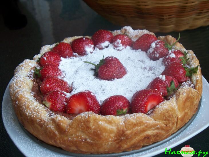 Пирог фермерский с клубникой и сыром бри 