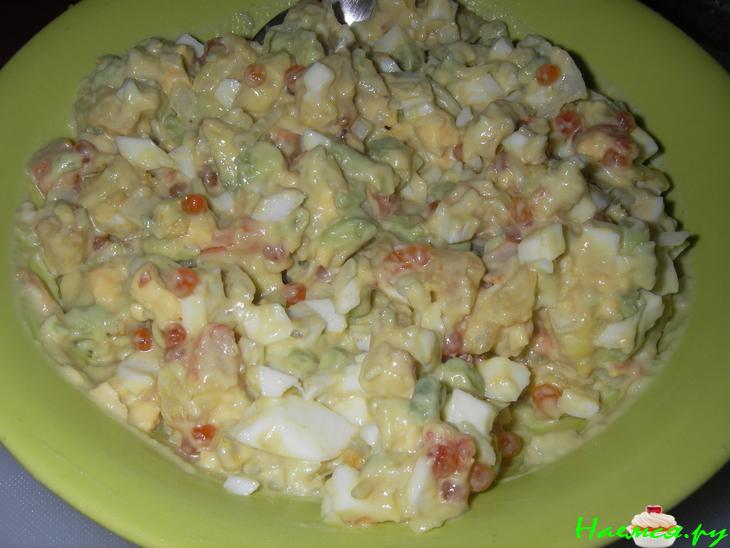 Салат из креветок, рукколы и авокадо