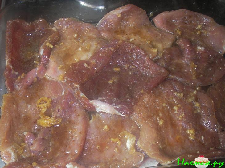 Свинина, запеченная с ананасами и помидорами черри