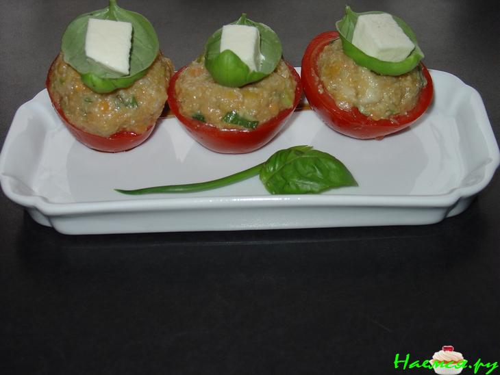 Помидоры, начинённые салатом из красной чечевицы, груши и гауда