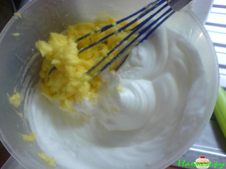 Ореховый пирог со сливами и персиками