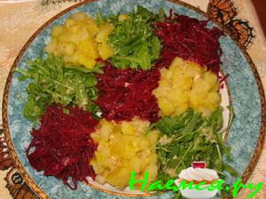 Салат-коврик со свеклой, картофелем и рукколой Салат-коврик со свеклой, картофелем и рукколой