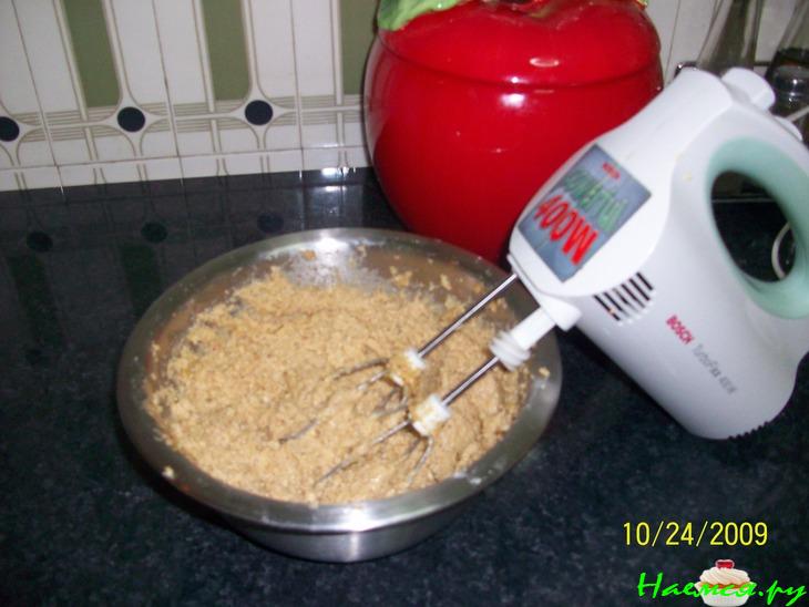 Закрытый яблочный пирог с изюмом и орехами 