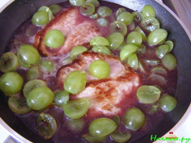 Свинина с виноградом