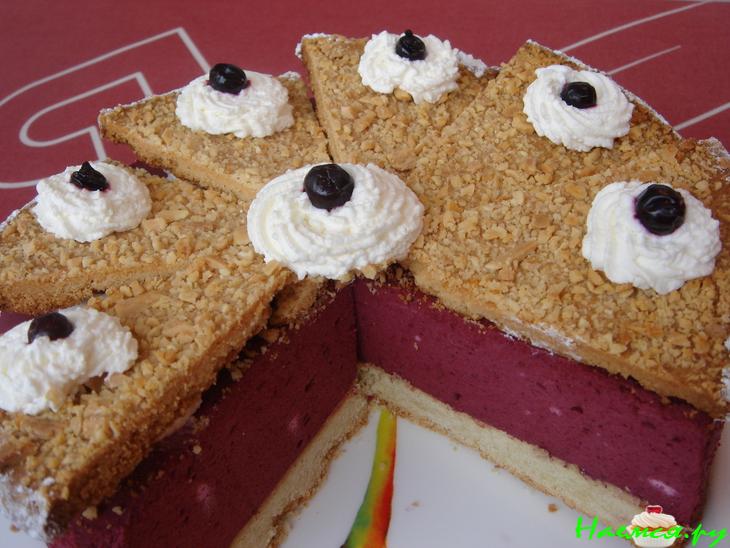 Миндальный торт с муссом из черной смородины Миндальный торт с муссом из черной смородины