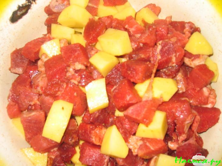 Свинина в горшочке