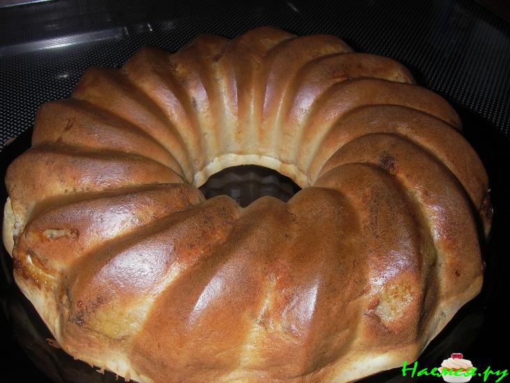 Заливной блинчатый пирог с яблоками и бананами