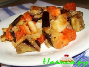 Горячий овощной салат с чесноком и базиликом