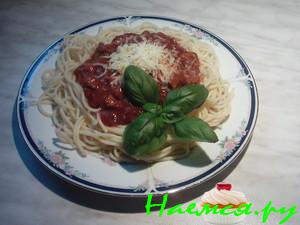 Спагетти в сочетании с томатным соусом болонез
