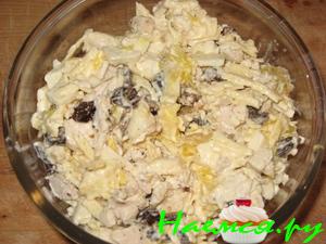Китайский куриный салат с черносливом