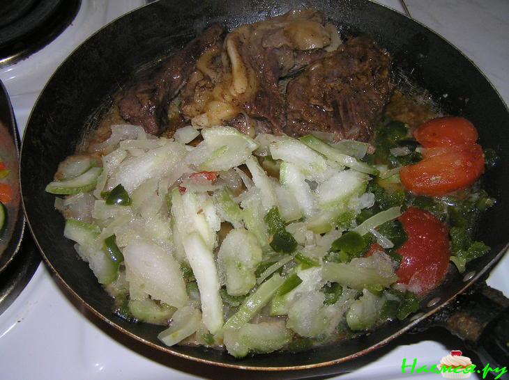 Ребрышки говяжьи тушеные с овощами Ребрышки говяжьи тушеные с овощами