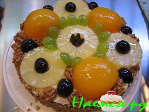 Фруктовый бисквитный торт