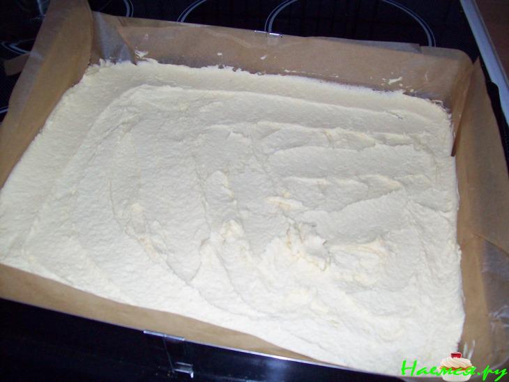 Пирог с ревенем и клубникой