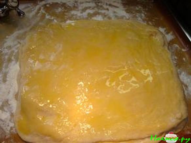 Пирог из дрожжевого теста (по-моему,слоеного, новый вариант)