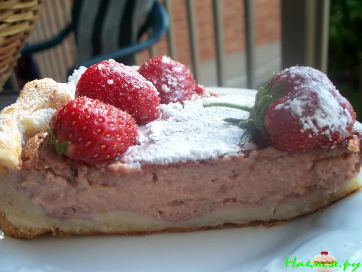 Пирог фермерский с клубникой и сыром бри 