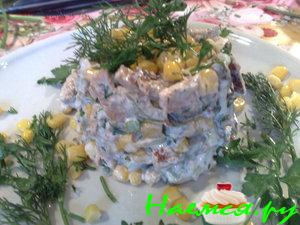 Салат из тунца с кукурузкой и огурчиком