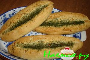 Чесночный дрожжевой батон с укропом
