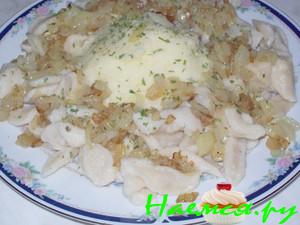 Галушки с салом и луком