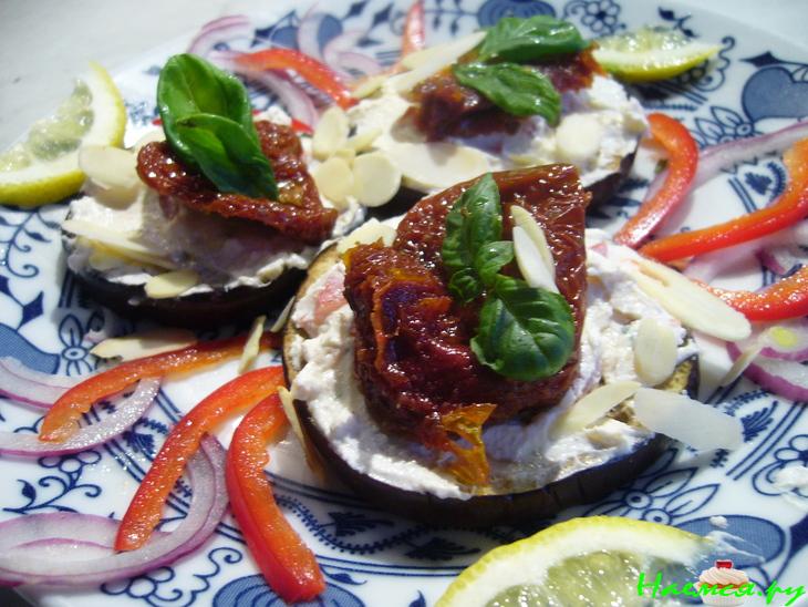 Баклажановые тосты с сырной смесью