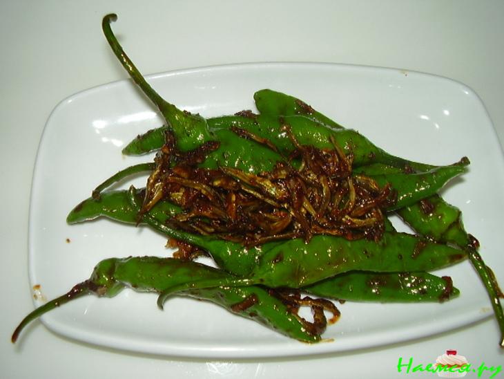 Салат из сушенных анчоусов и горького перчика Салат из сушенных анчоусов и горького перчика