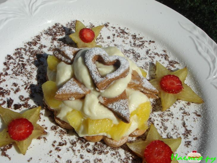 Десерт с песочным печеньем и фруктами