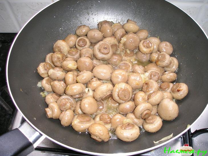 Мясо запеченное с консервированными грибами