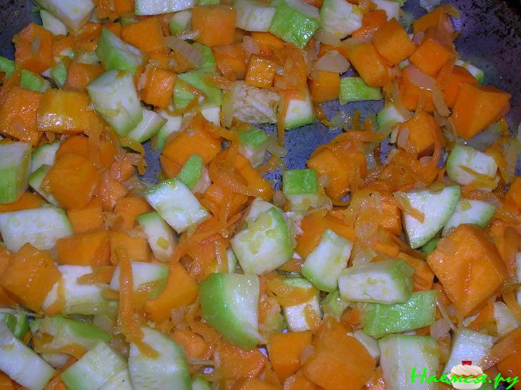 Густой чечевичный суп с копчеными свиными ребрышками