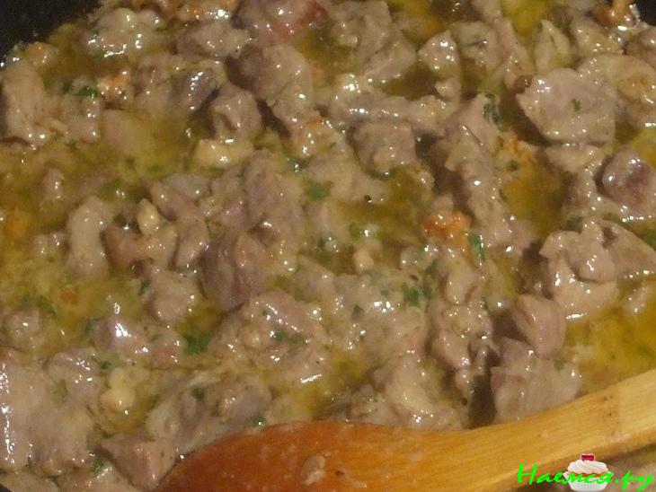 Индейка с орехами в сметане