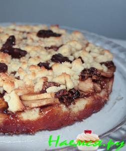Песочный пирог с яблоками, черносливом и миндалем