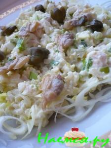 Салат с копчеными ракушками, курицей, луком пореем и яблоком Салат с копчеными ракушками, курицей, луком пореем и яблоком