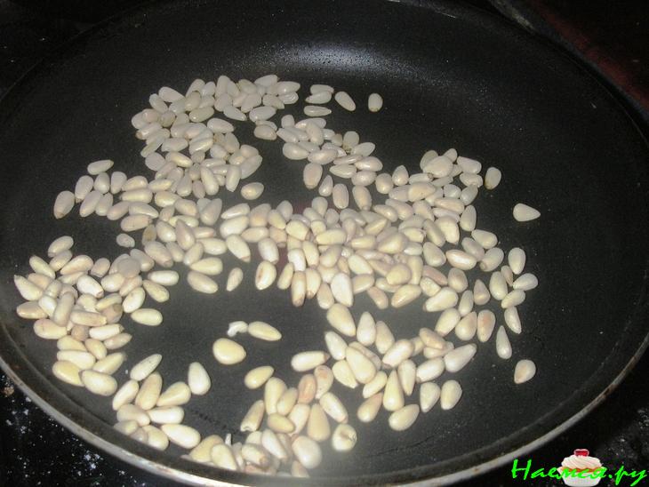 Куриный салат с опятами и заправкой из козьего сыра