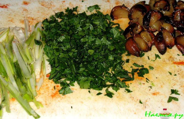 Грибы с печёным чесноком и зелёным луком (Funghi con aglio e cipolline)