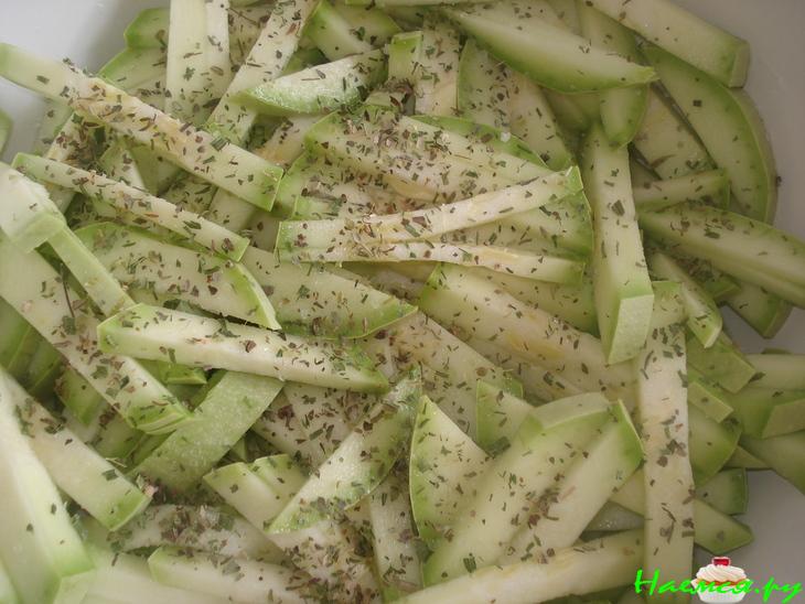 Летний тарт из кабачков с чесночными гренками