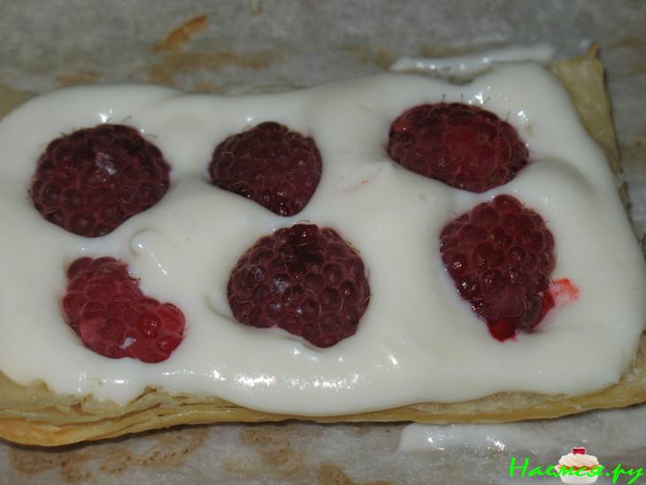 Слоеные пирожные с малиной и рикоттой Слоеные пирожные с малиной и рикоттой