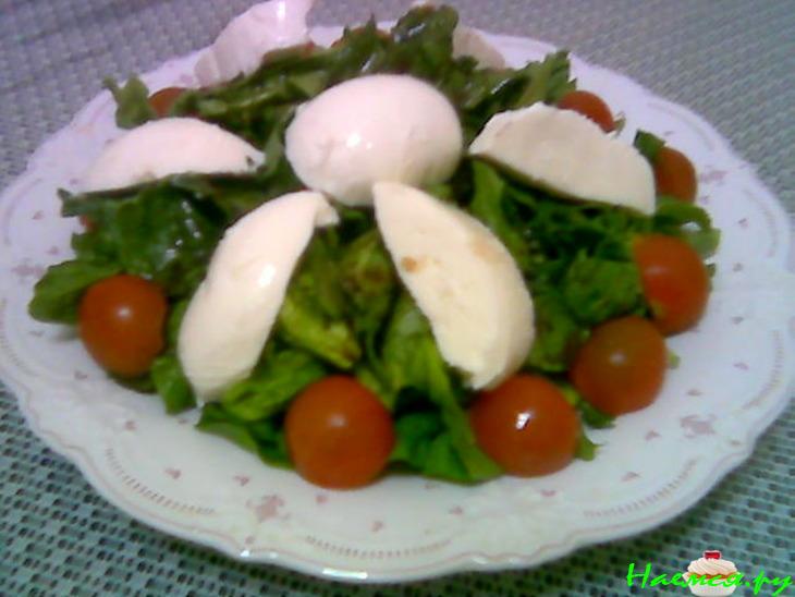 Салат со шпинатом, помидорчиками черри и сыром пармезан