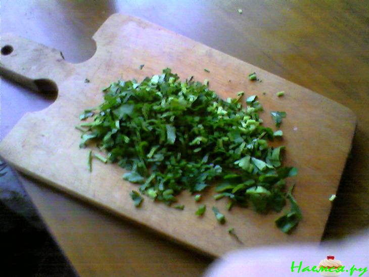 Жареная рыба с зелёным соусом