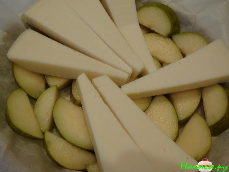 Лимонная форель с белым вином, козьим сыром и запеченными грушами