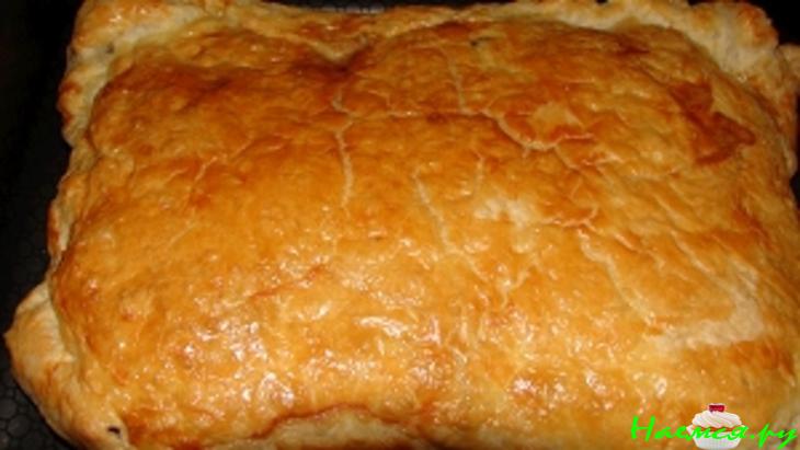 Пирог из слоёного теста с щавелем