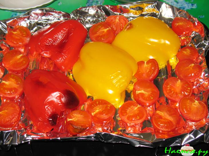 Салат-закуска из печеных перцев и помидорок