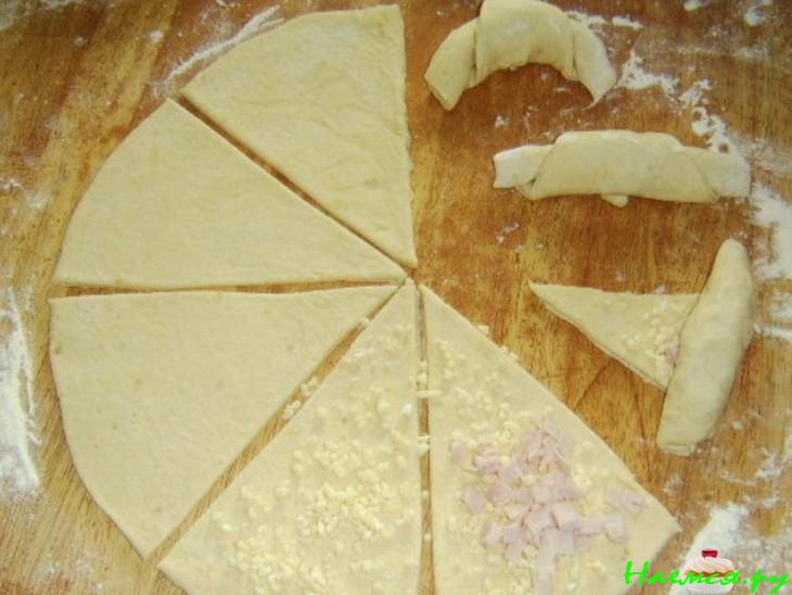 Рогалики дрожжевые с ветчиной и сыром