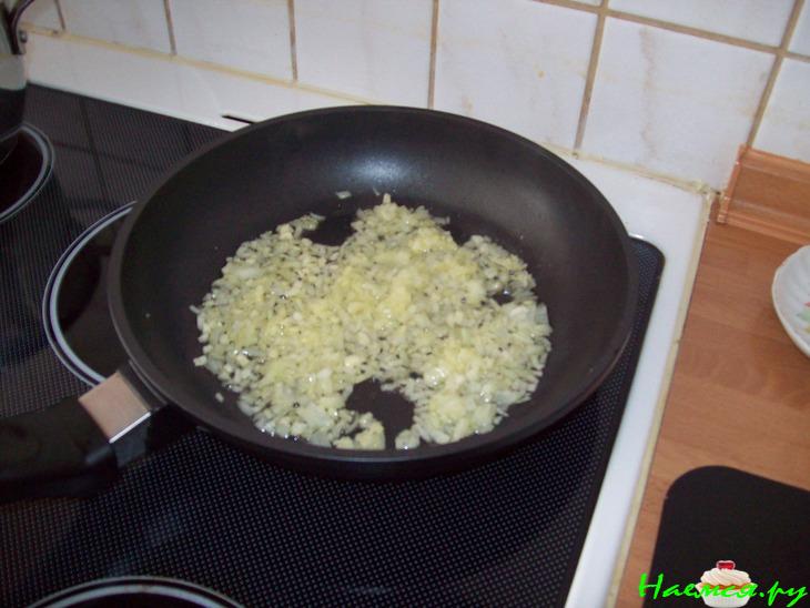 Томатен спагетти под нежным соусом с тунцом и каперсами