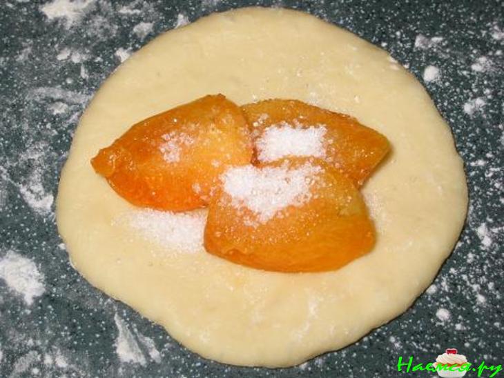 Открытые пирожки с абрикосами