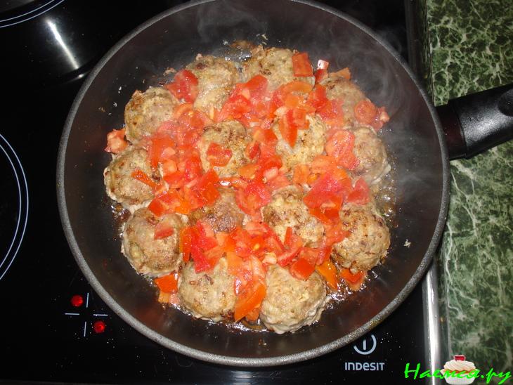 Мясные шарики в сливочно-укропном соусе с помидорками