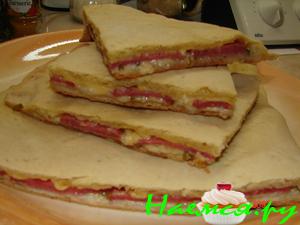 Пирог с салями и сыром