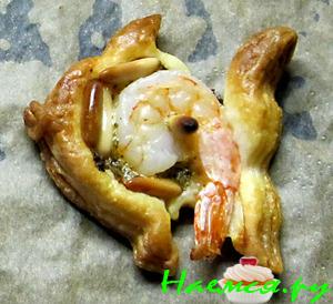 Закуска из слоёного теста с креветками, песто и кедровыми орешками "Рыбки"