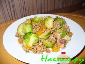 Брюссельская капуста с беконом и фаршем