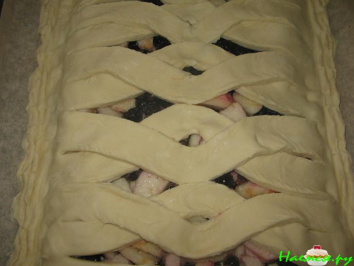 Пирог слоенный с ягодами