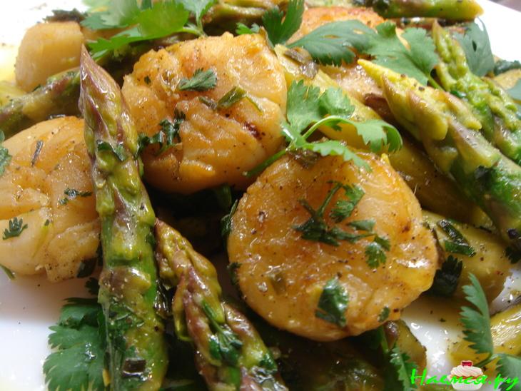 Морские гребешки со спаржей