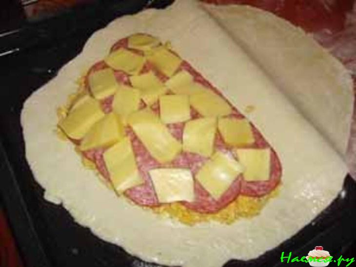 Пирог с сыром и салями
