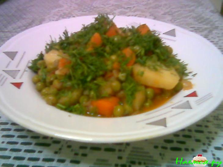 Зеленый горошек, тушеный с овощами